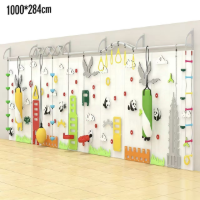 Gimnasio de juegos infantil de interior con temática de naturaleza y ciudad: paneles de juego sensorial montados en la pared.
   