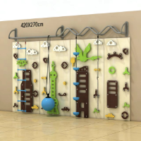 Gimnasio de juegos infantil de interior con temática de naturaleza y ciudad: paneles de juego sensorial montados en la pared.
   