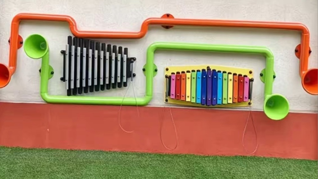 Combinación de instrumentos musicales que golpean la pared
   