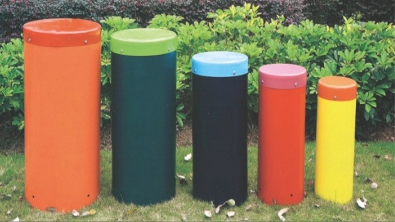 Tambores de percusión al aire libre con ritmo alegre
   